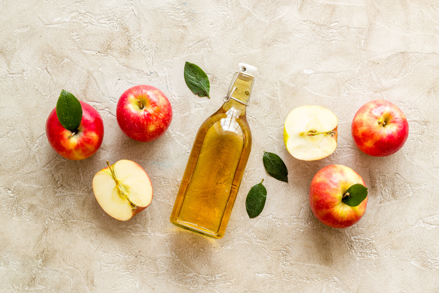 apple cider vinegar with apples
